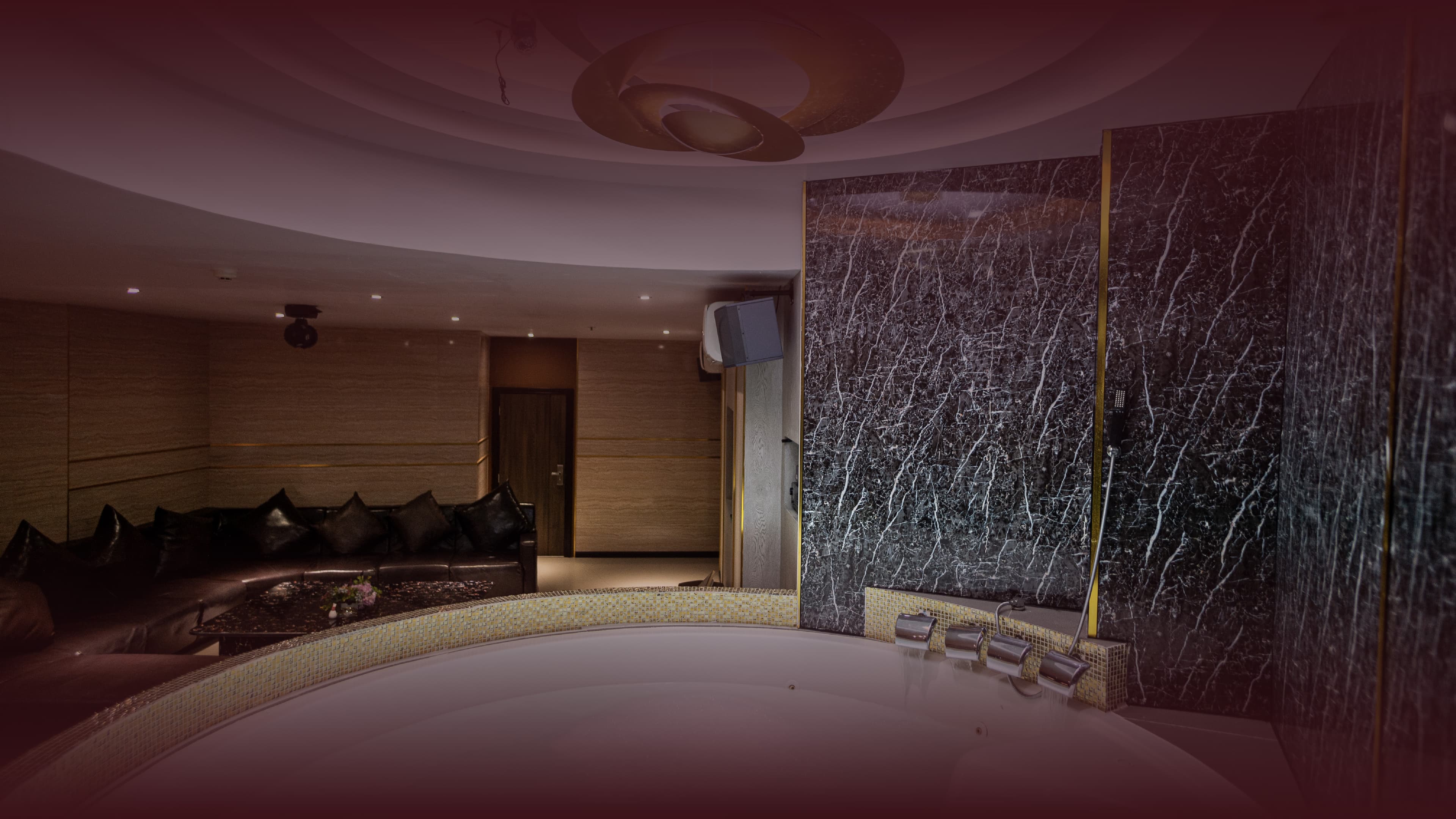 Colonze Massage & Entertainment massage shop photo 6